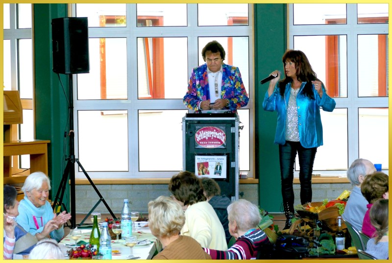 Schatzi und die Schlagerpiratin auf der B�hne.