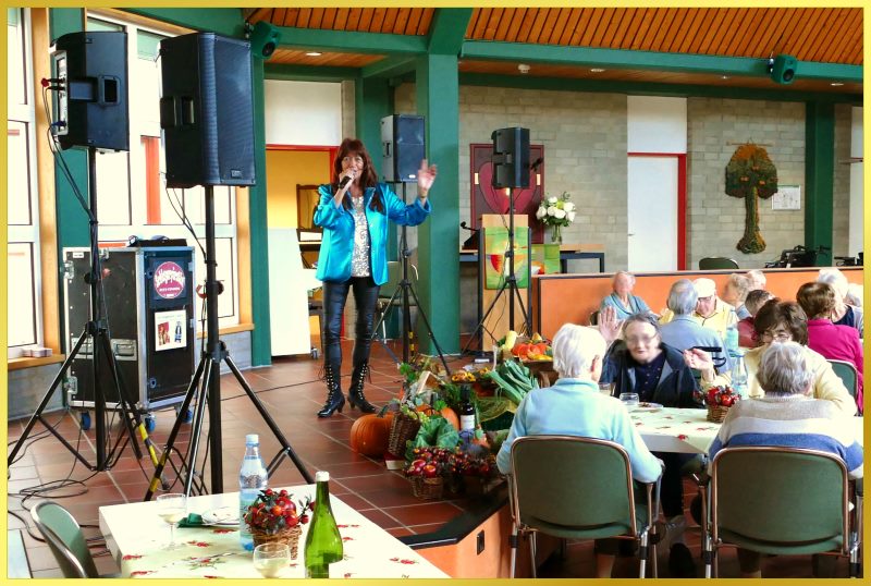 Marina singt auf der B�hne