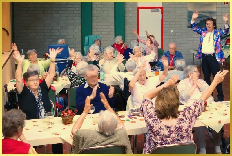 Schatzi animiert das Publikum zum mitmachen.