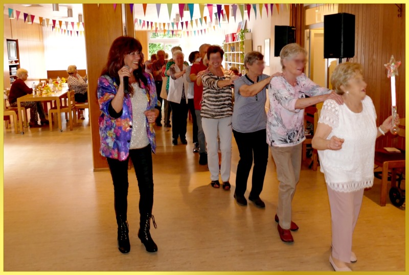 Polonaise durch den Saal. Marina singt.
