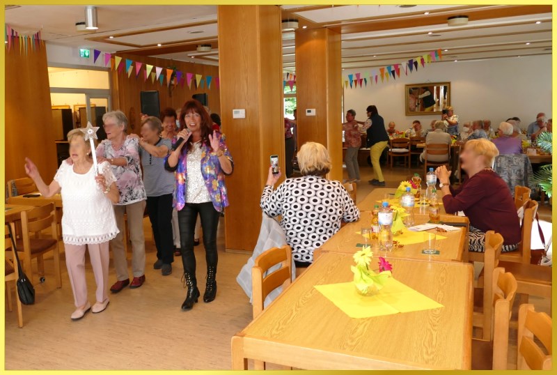 Saalplonaise mit Schlagerpiratin.