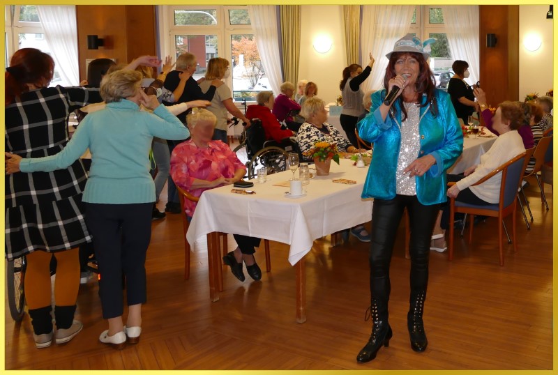 Schlagerpiratin mit Oktoberfesthut singt.