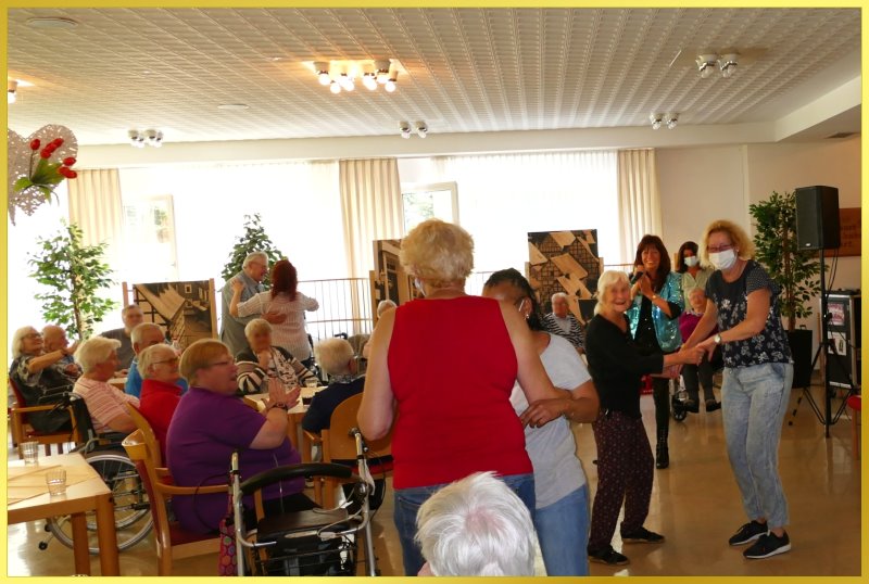 Schlagerpiratin singt, Bewohner tanzen.