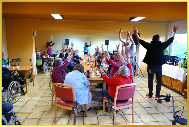 Schlagerpiratin singt bei Geburtstagsfeier.