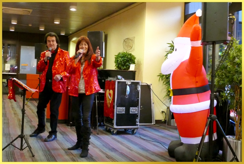 Ian und Marina singen ein Weihnachtslied