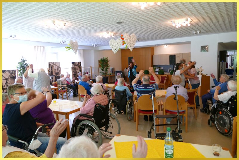 H�nde zum Himmel bei Saalfeier.