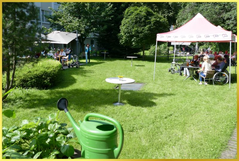 Gr�ner Garten, Sonne scheint, Marina singt.