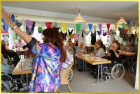 Schlagerpiratin Marina singt