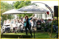 Die Schlagers�ngrin winkt.