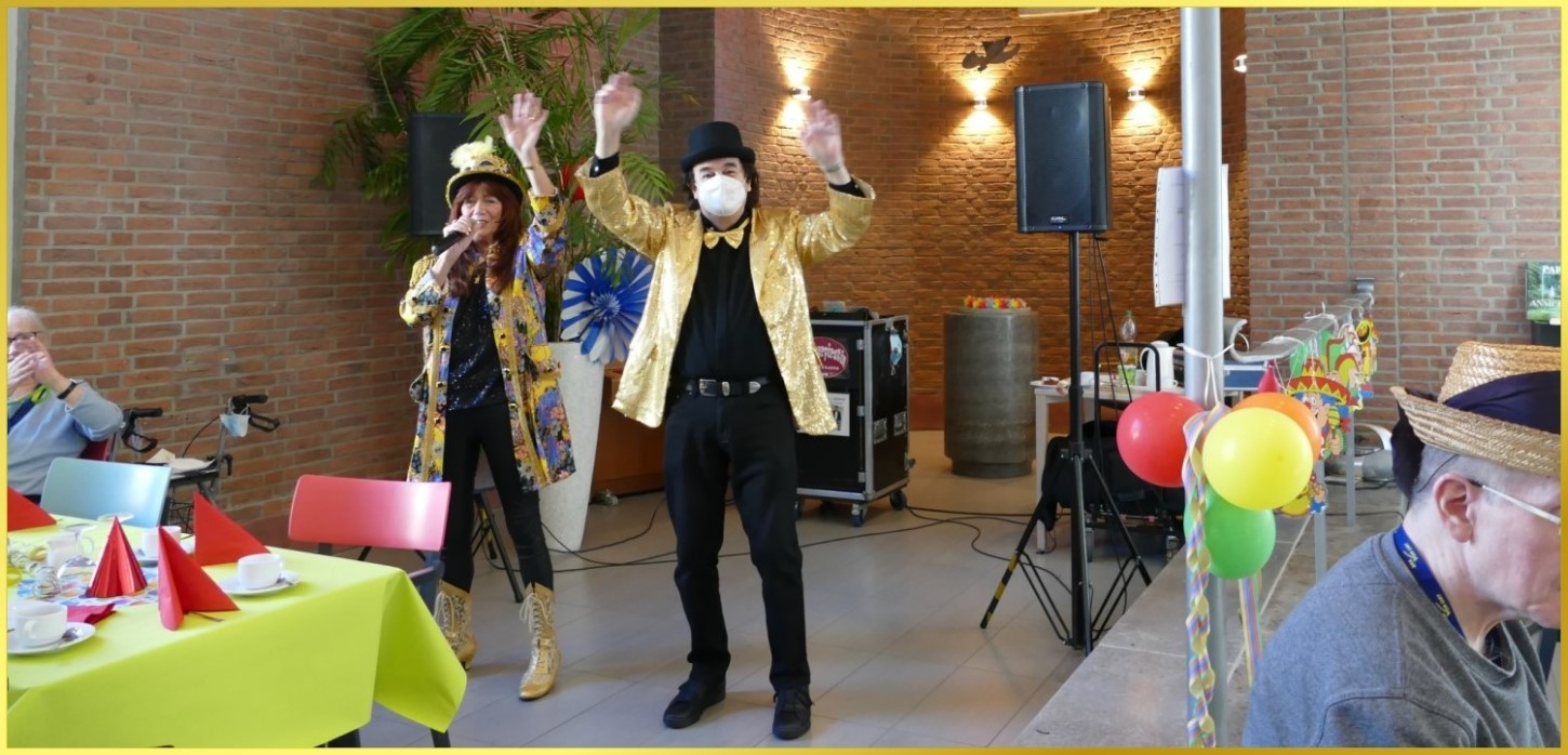 Schatzi und die Schlagerpiratin im Karnevalskost�m.