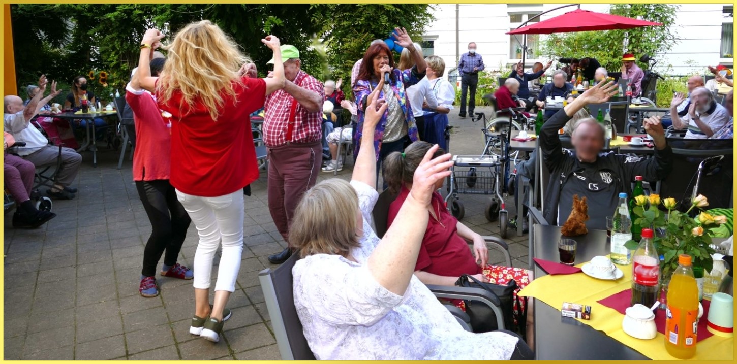 Fr�hliches Sommerfest mit Schlagerpiratin.