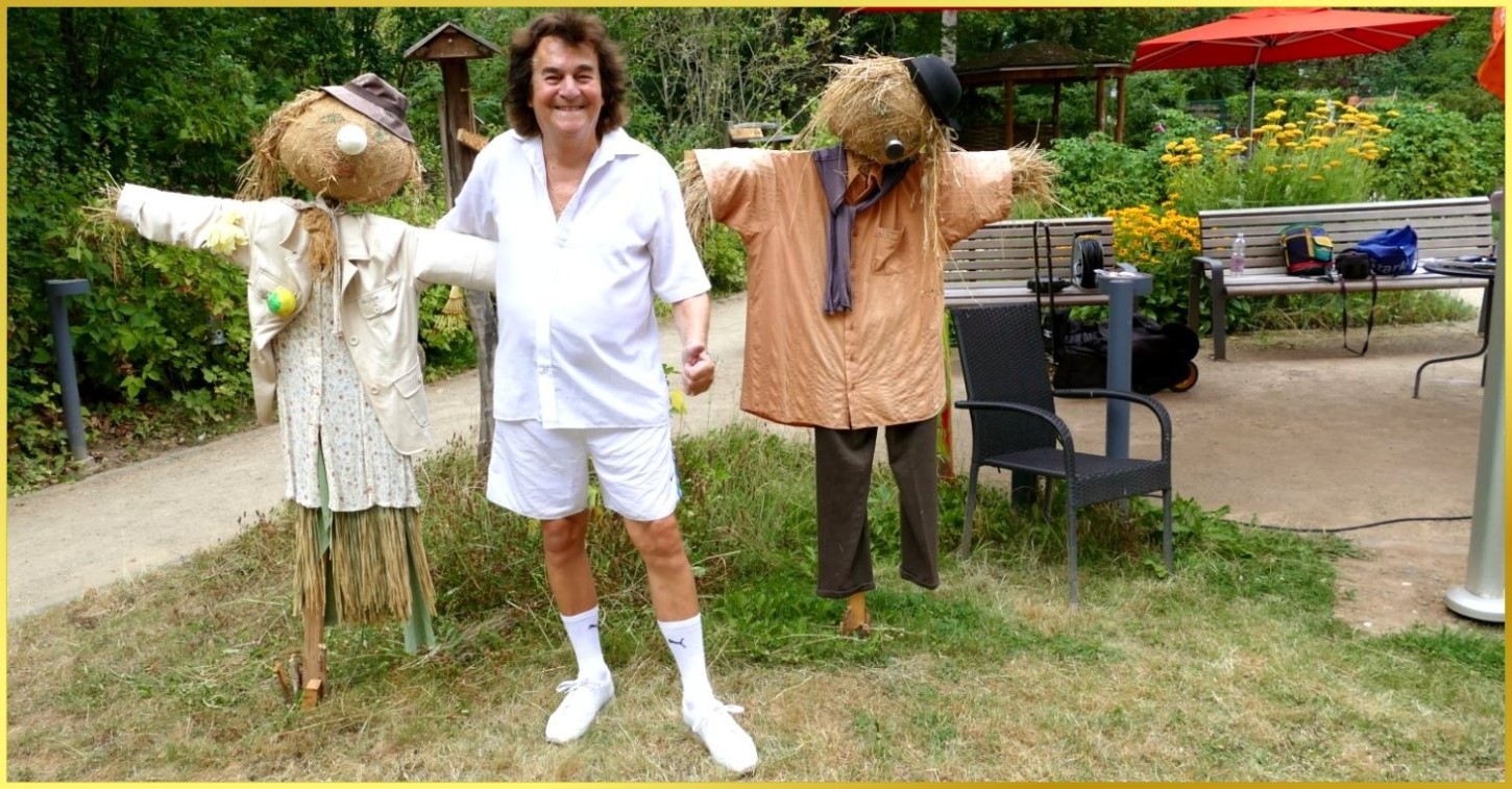 Ian steht zwischen 2 Vogelscheuchen.