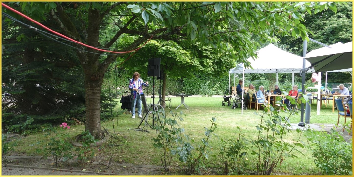 Schatzi verlegt Kabel im Garten