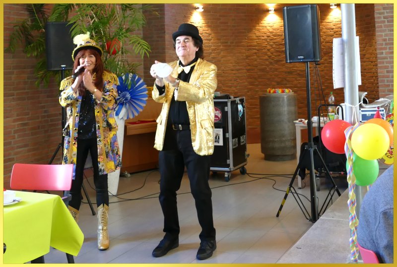 Schatzi und die Schlagerpiratin im Karnevalsoutfit