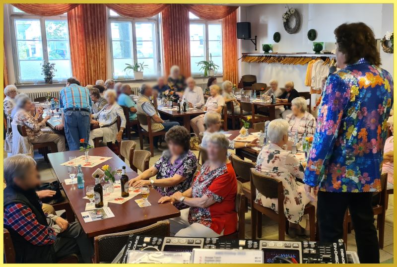 Schatzi singt im vollen Saal.