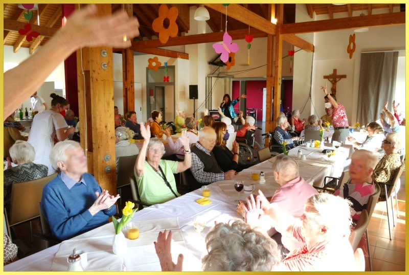 Schlagerpiratin singt beim Fr�hlingsfest.