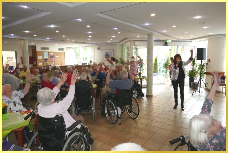 Die Schlagerpiratin Marina singt im Saal.