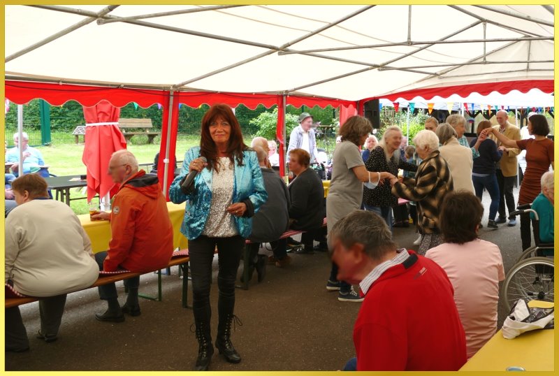 Schlagerpiratin mit blauer Paillettenjacke.