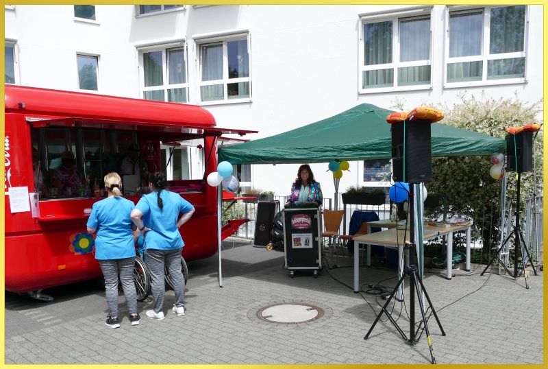 Schlagerpiratin steht an der Technik beim Sommerfest.