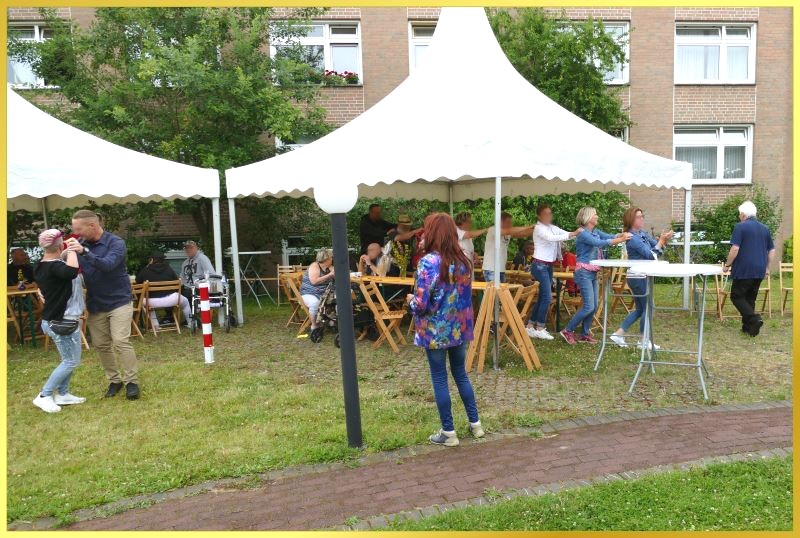 Schlagers�ngerin Marina singt beim Sommerfest.