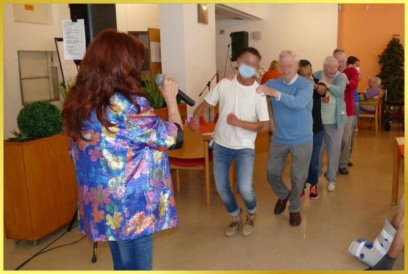 Fr�hliche Stimmung im Saal, w�hrend Schlagerpiratin singt!