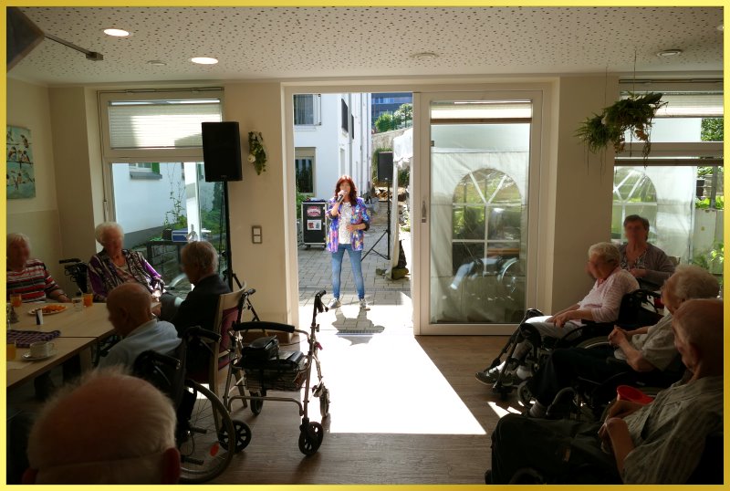 Schlagerpiratin singt vor der T�r, G�ste stzen im Cafe.