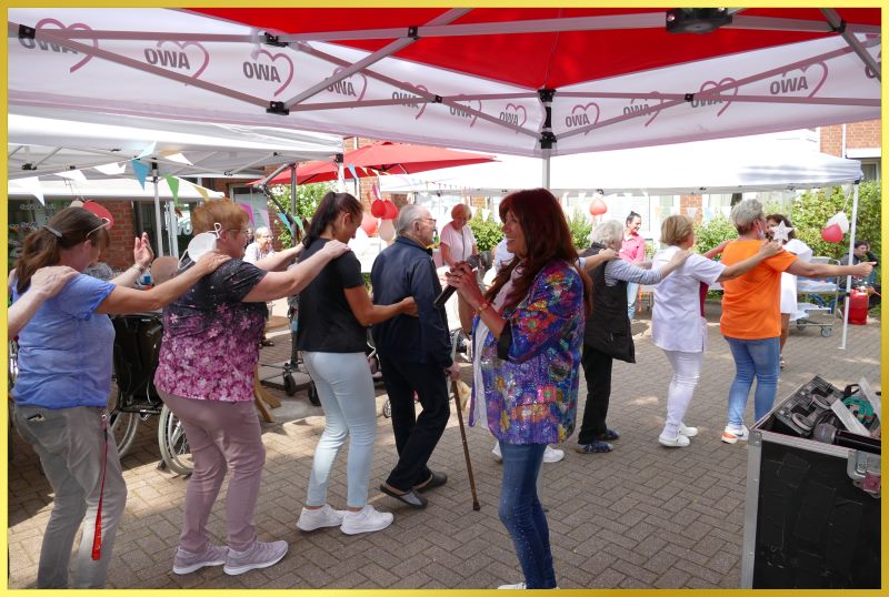 Polonaise. Schlagerpiratin lacht und singt.