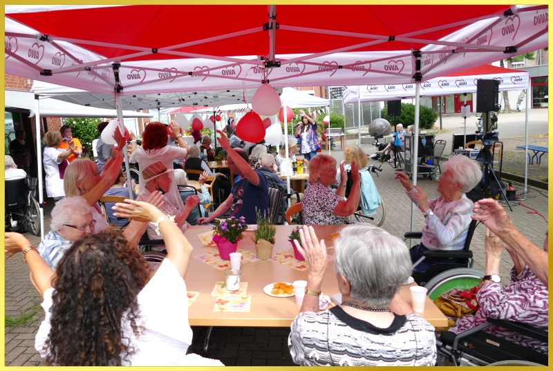 Sommerfest im Freien. Schlagerpiratin singt.