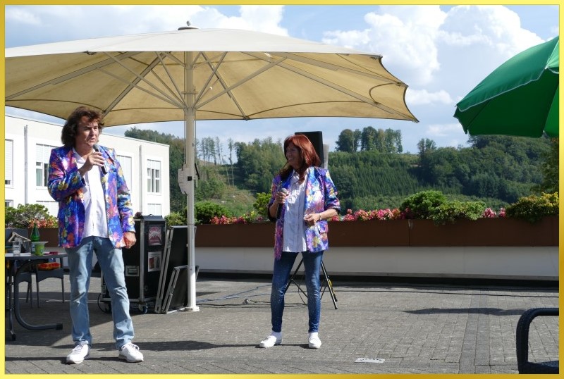 Schatzi und die Schlagerpiratin singen beim Sommerfest auf der Dachterasse.