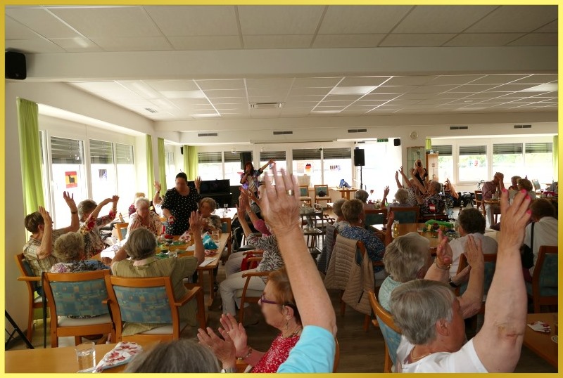 Marina singt, Publikum macht mit und winkt.