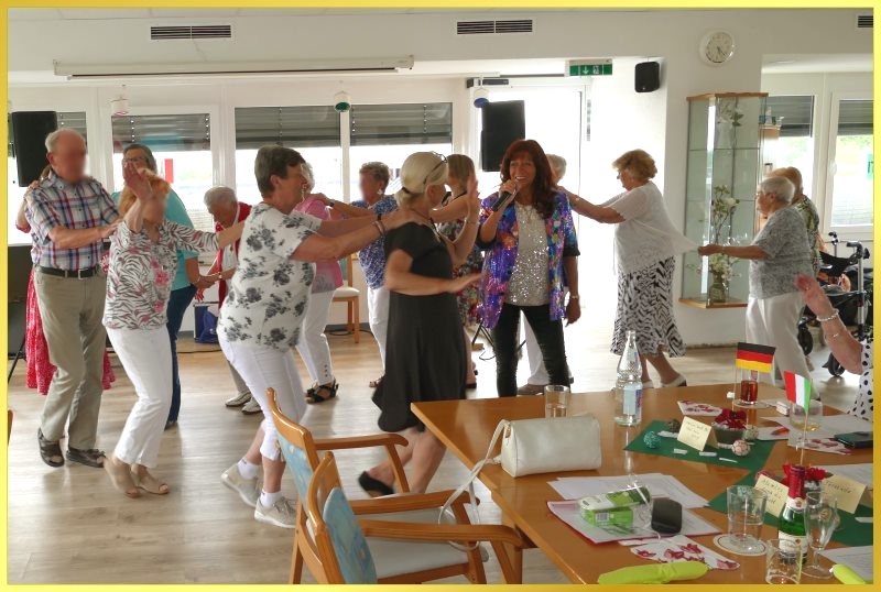 Schlagerpiratin Marina singt. Publikum macht 'ne Polonaise.