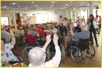 Fr�hliche Menschen im Rollstuhl.