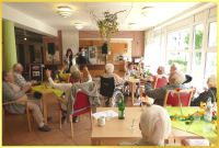 Kleines Sommerfest mit Livemusik.