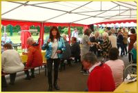 Marina lacht mit Mikrofon in die Kamera.