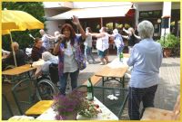 Schlagerpiratin winkt zur Kamera.