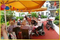 gelbe Sonnenschirme und bunte Luftballons.