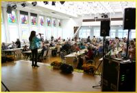 Marina singt auf gro�er B�hne.