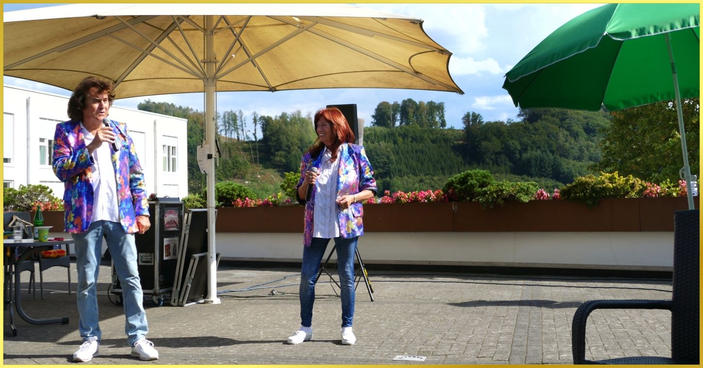 Schatzi und die Schlagerpiratin beim Sommerfest.