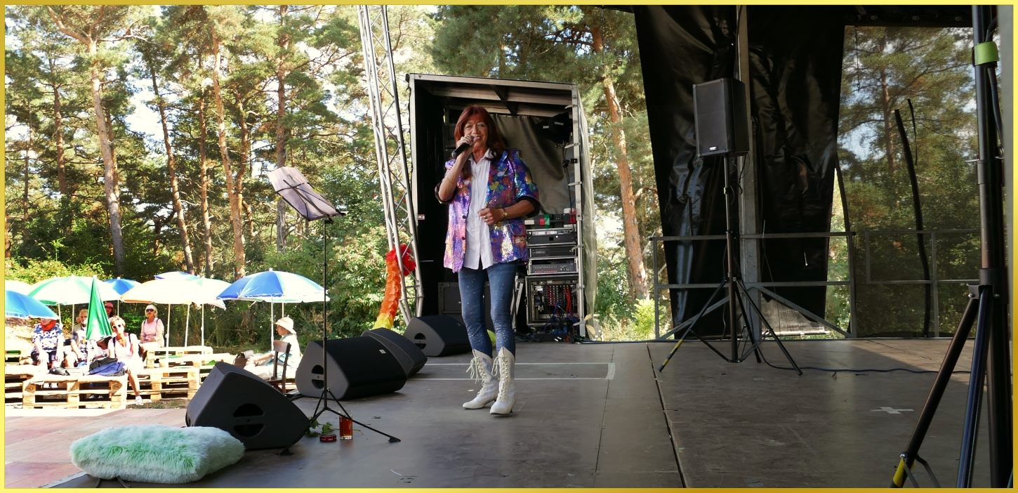 Die Schlagerpiratin auf einer gro�en B�hne.