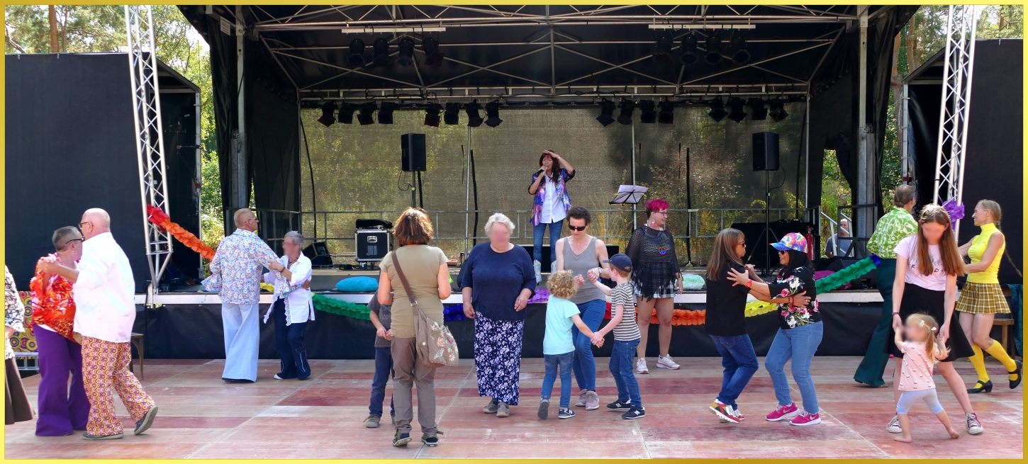 Die Schlagerpiratin singt auf gro�er B�hne, Publikum tanzt.