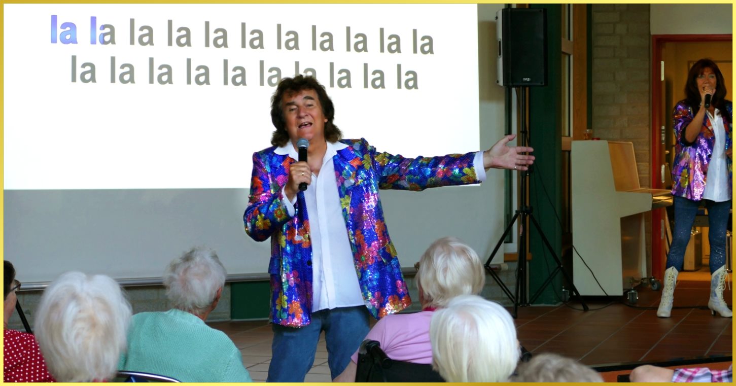 Schatzi Ian singt vor der Leinwand beim Mitsingkonzert.