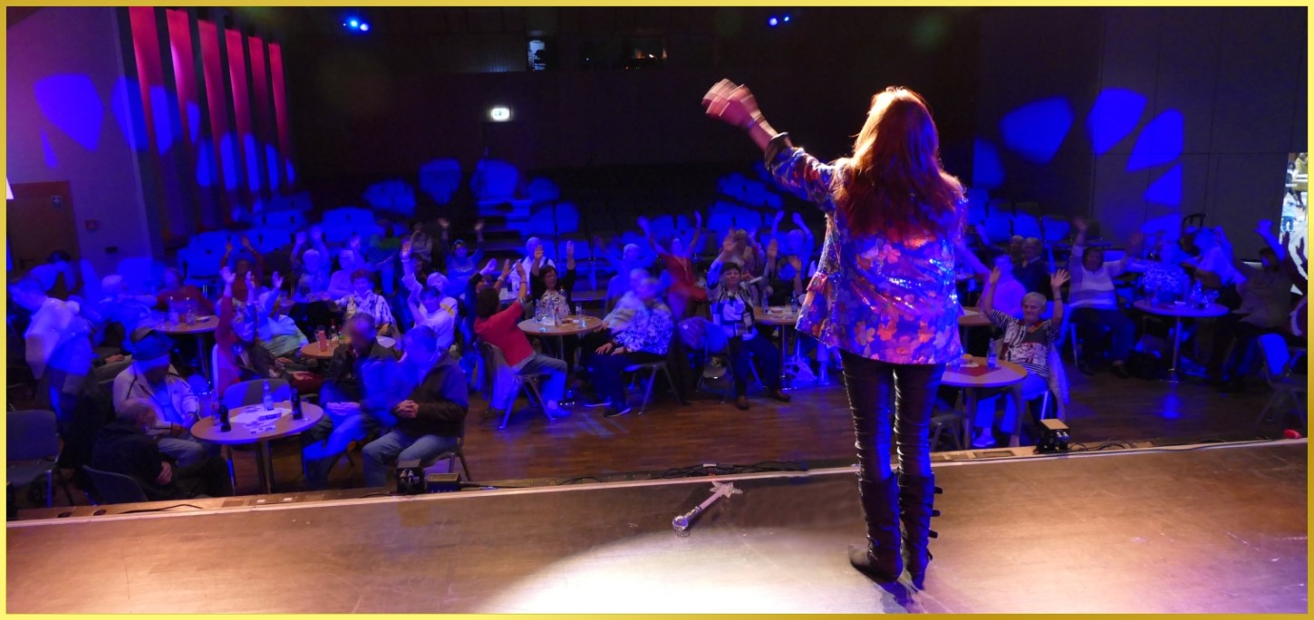 Die Schlagerpiratin singt im Rathaussaal in K�ln.