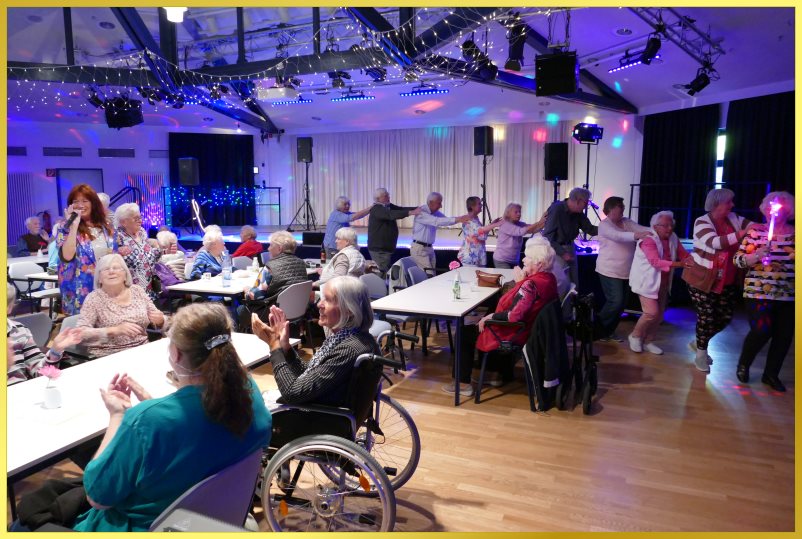 �80 Party im gro�en Saal.