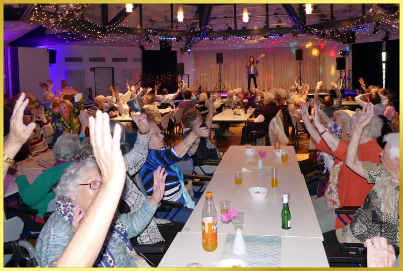 Voller Saal mit fr�hlichem Publikum.