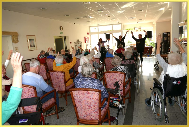 Stuhlreihen mit Bewohnern beim Konzert.