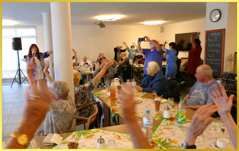 Alle H�nde oben. Marina singt.