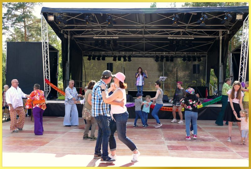 Gro�e B�hne, Publikum tanzt, Marina singt.