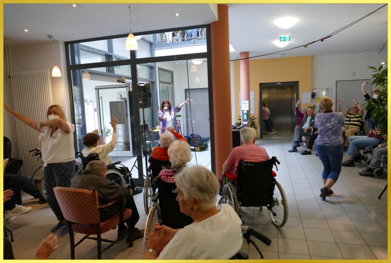 Abstandskonzert in der Vorhalle.