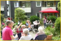 Marina lacht und winkt.