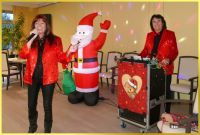 Rote Paillettenjacken zur Weihnachtsfeier.